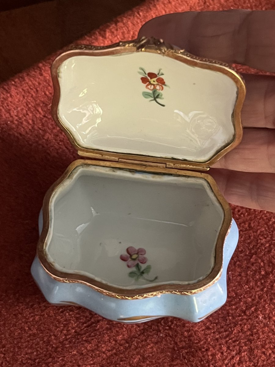 Boîte à bijoux ou bonbonnière en porcelaine de Limoges. Décor de fleurs  et or -photo-3