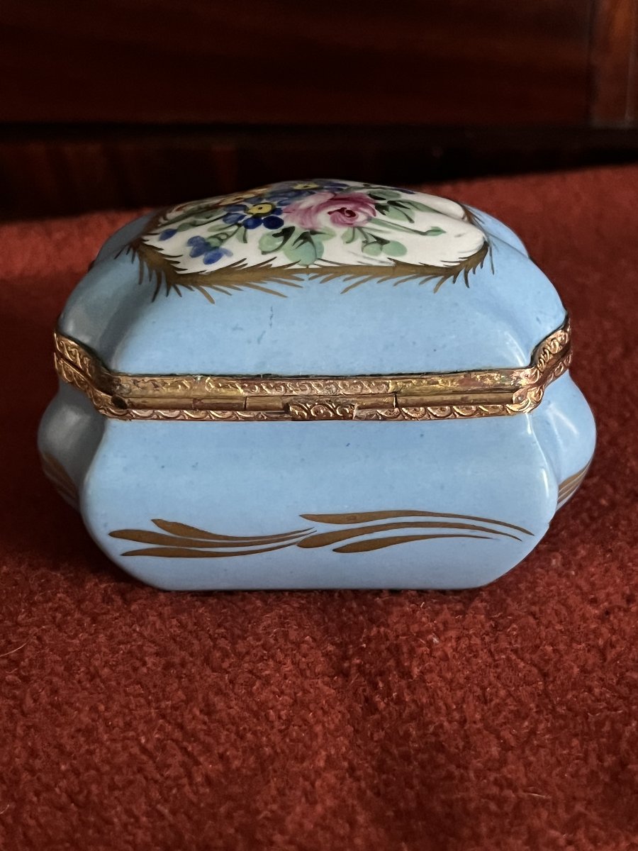 Boîte à bijoux ou bonbonnière en porcelaine de Limoges. Décor de fleurs  et or -photo-4