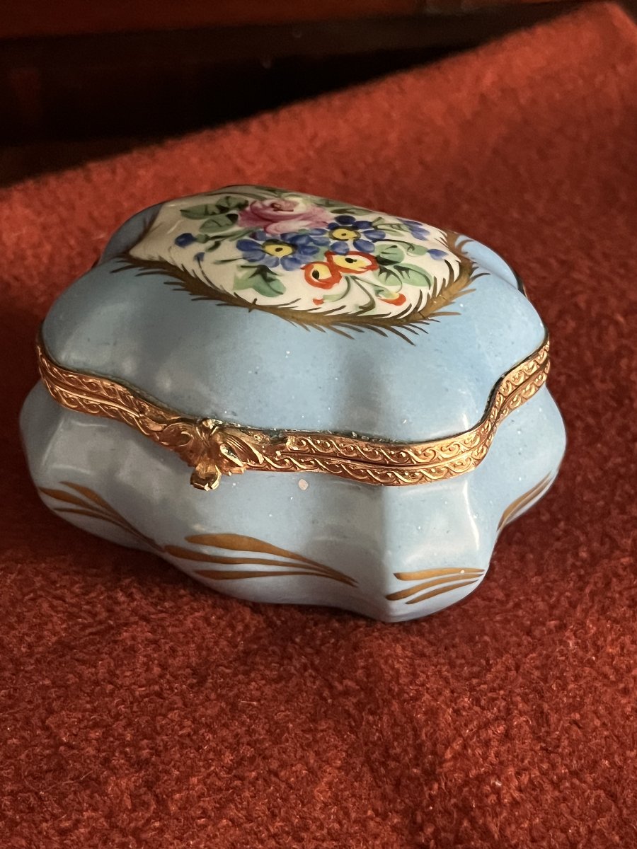 Boîte à bijoux ou bonbonnière en porcelaine de Limoges. Décor de fleurs  et or 