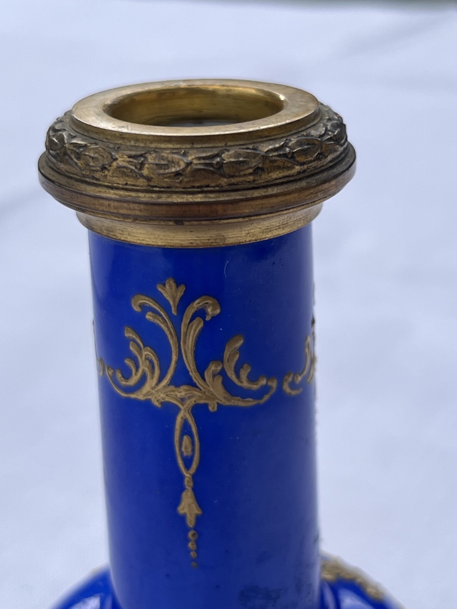 Vase miniature porcelaine bleu, décor bouquet de fleurs et guirlandes en laiton doré -photo-2