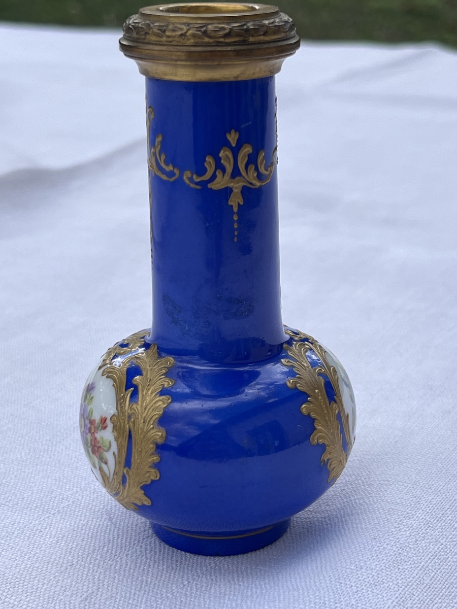 Vase miniature porcelaine bleu, décor bouquet de fleurs et guirlandes en laiton doré -photo-4