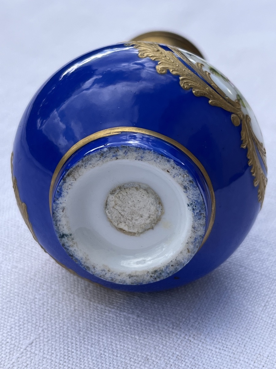 Vase miniature porcelaine bleu, décor bouquet de fleurs et guirlandes en laiton doré -photo-1