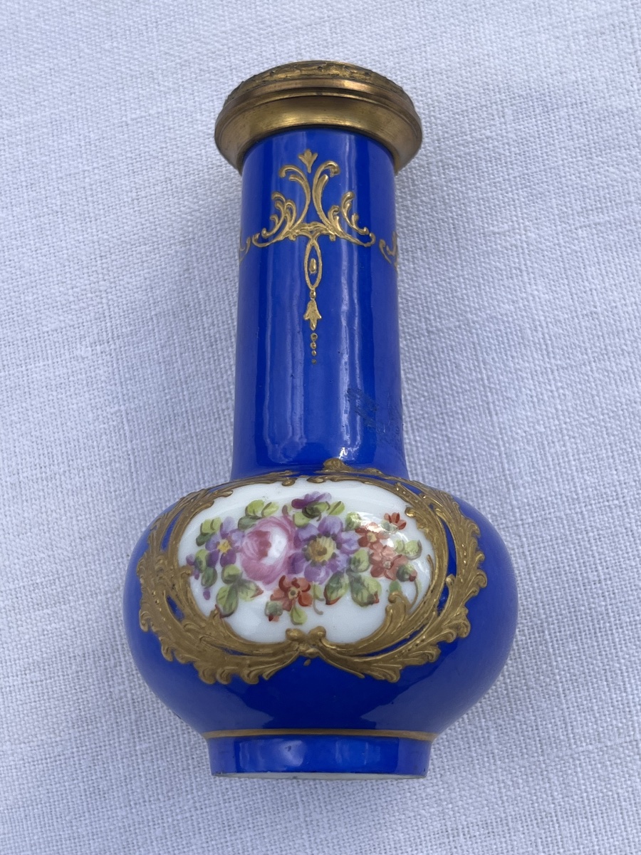 Vase miniature porcelaine bleu, décor bouquet de fleurs et guirlandes en laiton doré -photo-2