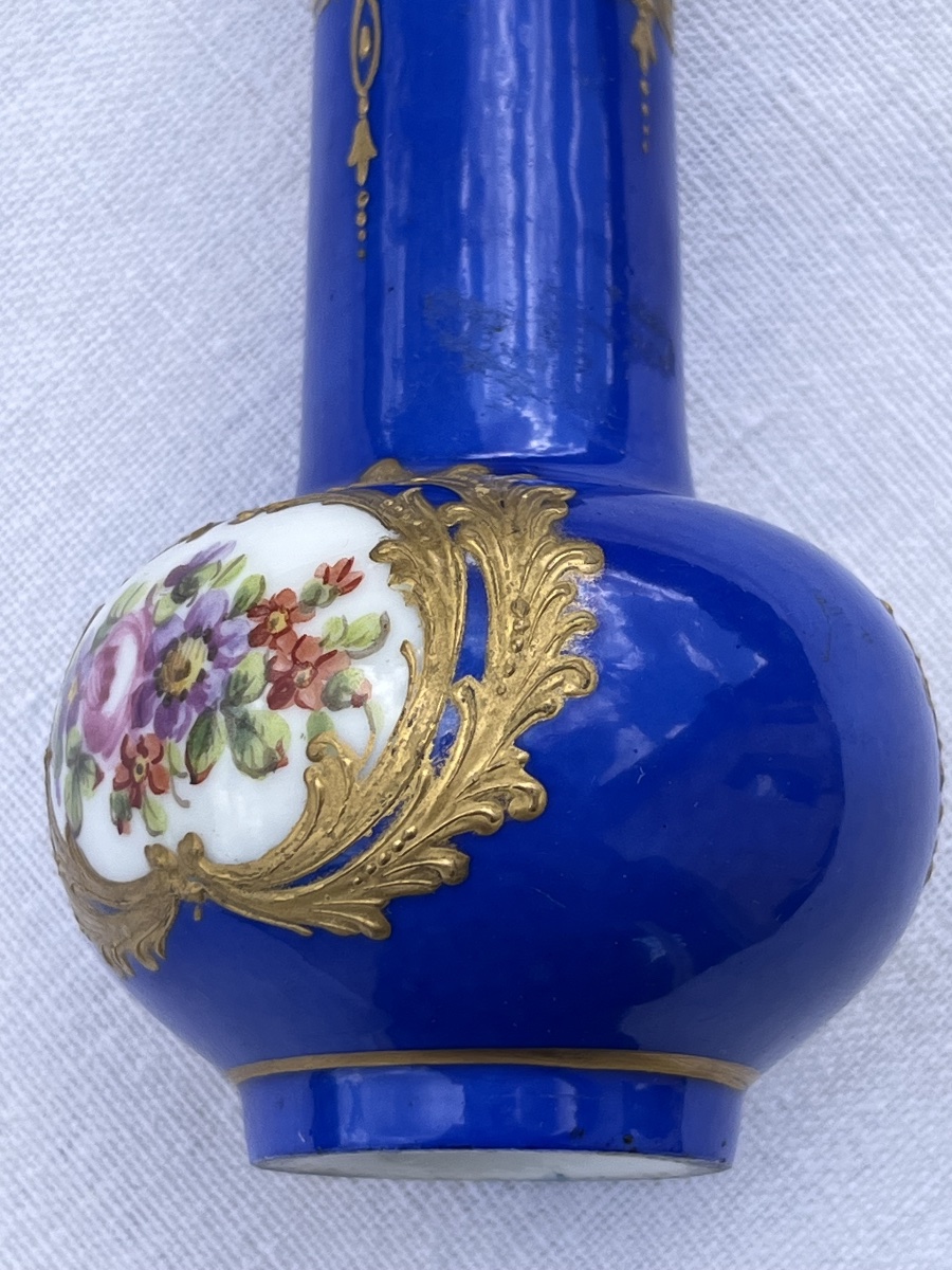 Vase miniature porcelaine bleu, décor bouquet de fleurs et guirlandes en laiton doré -photo-3