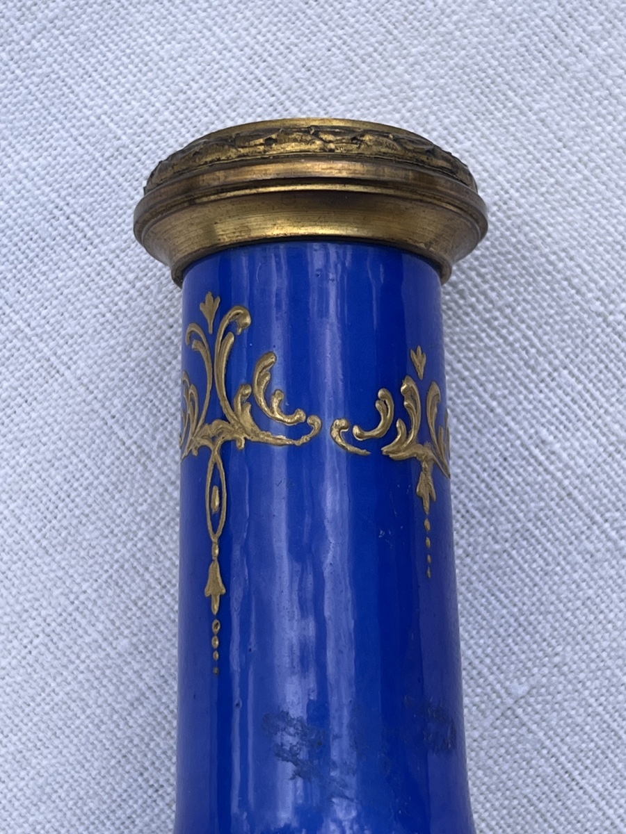 Vase miniature porcelaine bleu, décor bouquet de fleurs et guirlandes en laiton doré -photo-5