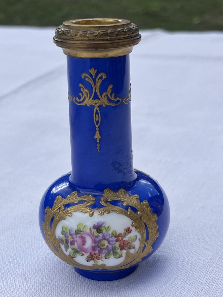 Vase miniature porcelaine bleu, décor bouquet de fleurs et guirlandes en laiton doré 