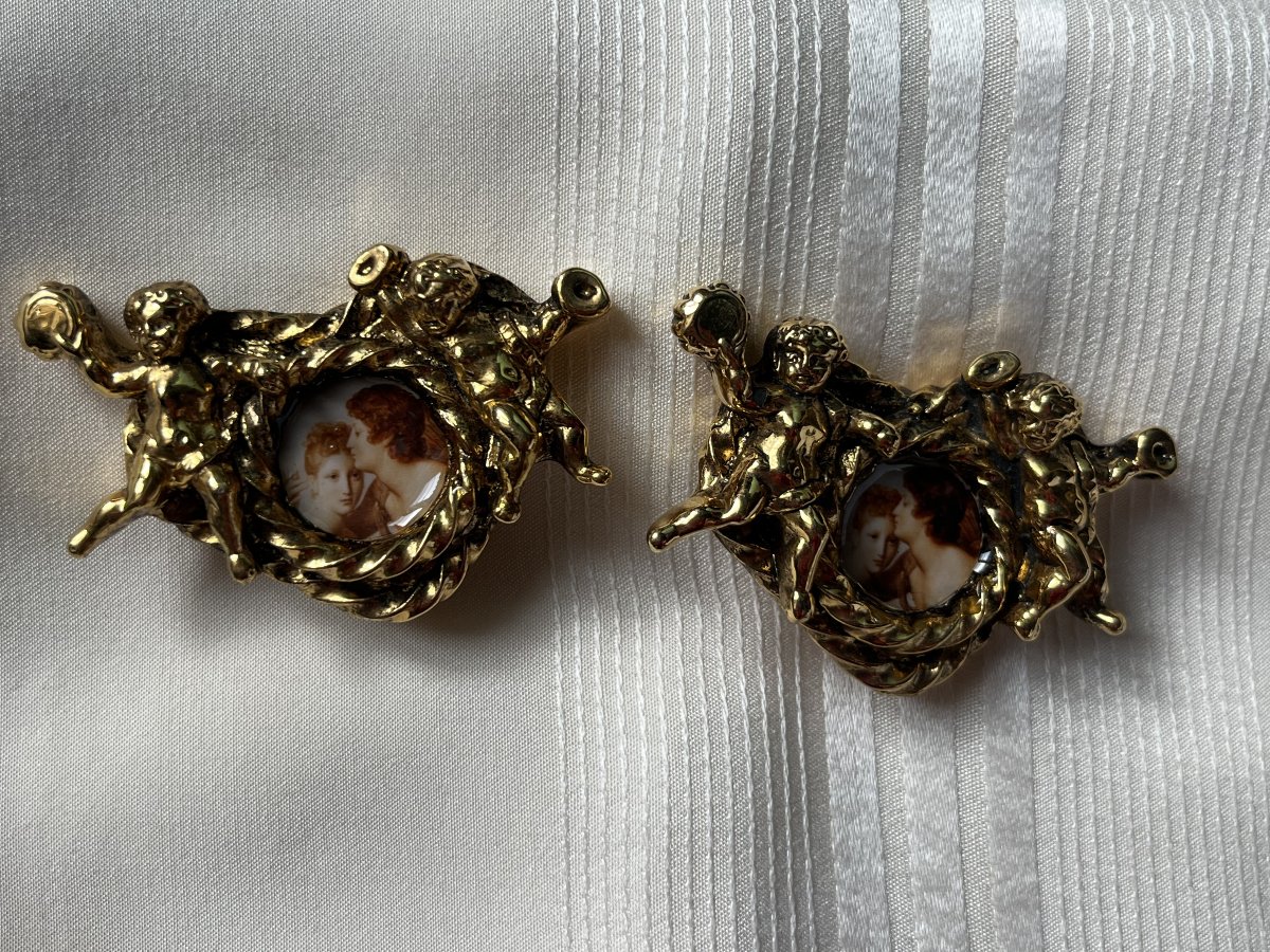 Boucles d oreilles clip créateur F. VOLLE Paris. Circa 1990. Résine doré et chérubin -photo-4