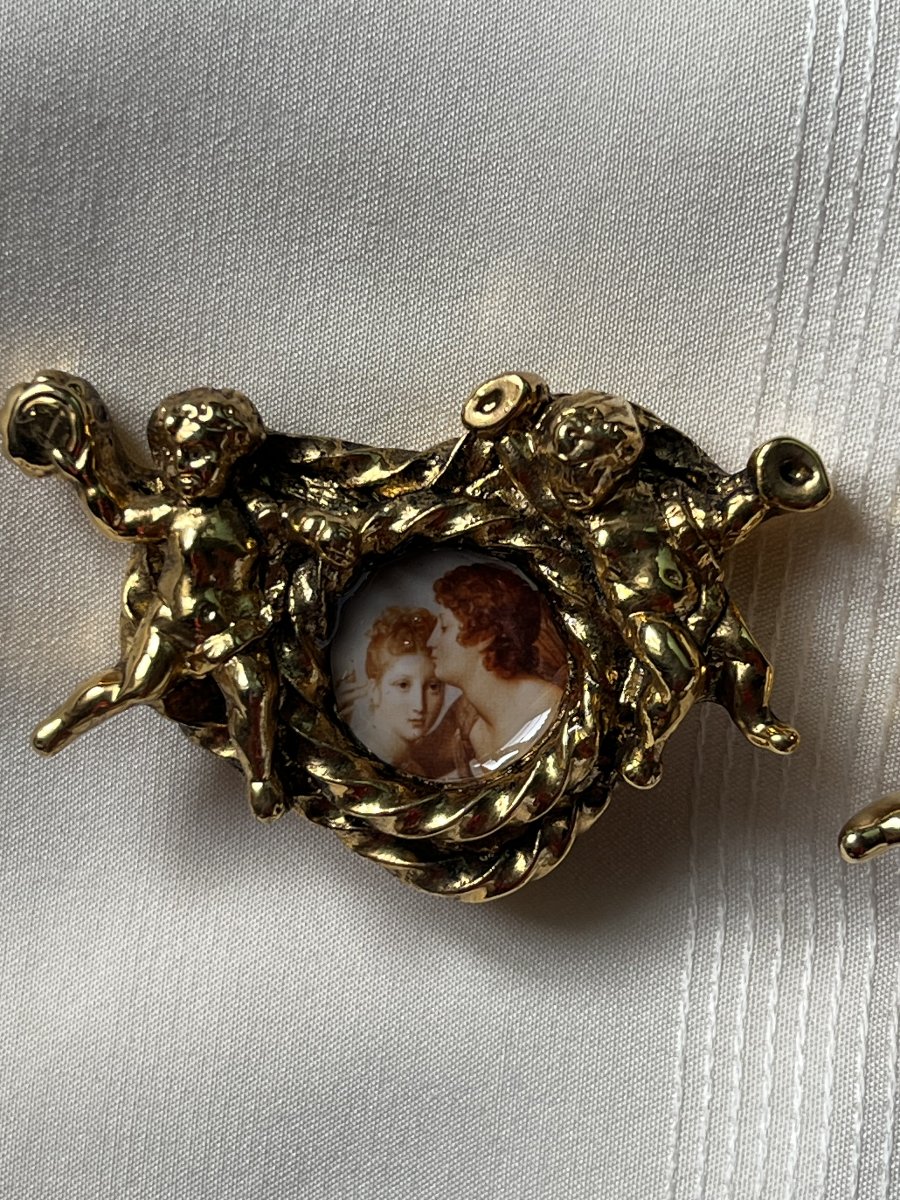 Boucles d oreilles clip créateur F. VOLLE Paris. Circa 1990. Résine doré et chérubin -photo-1