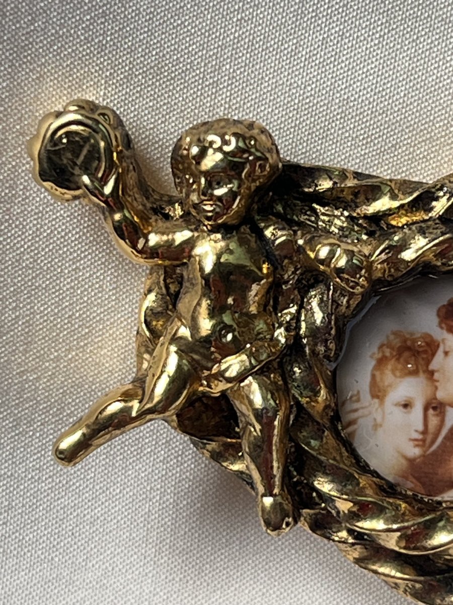 Boucles d oreilles clip créateur F. VOLLE Paris. Circa 1990. Résine doré et chérubin -photo-2