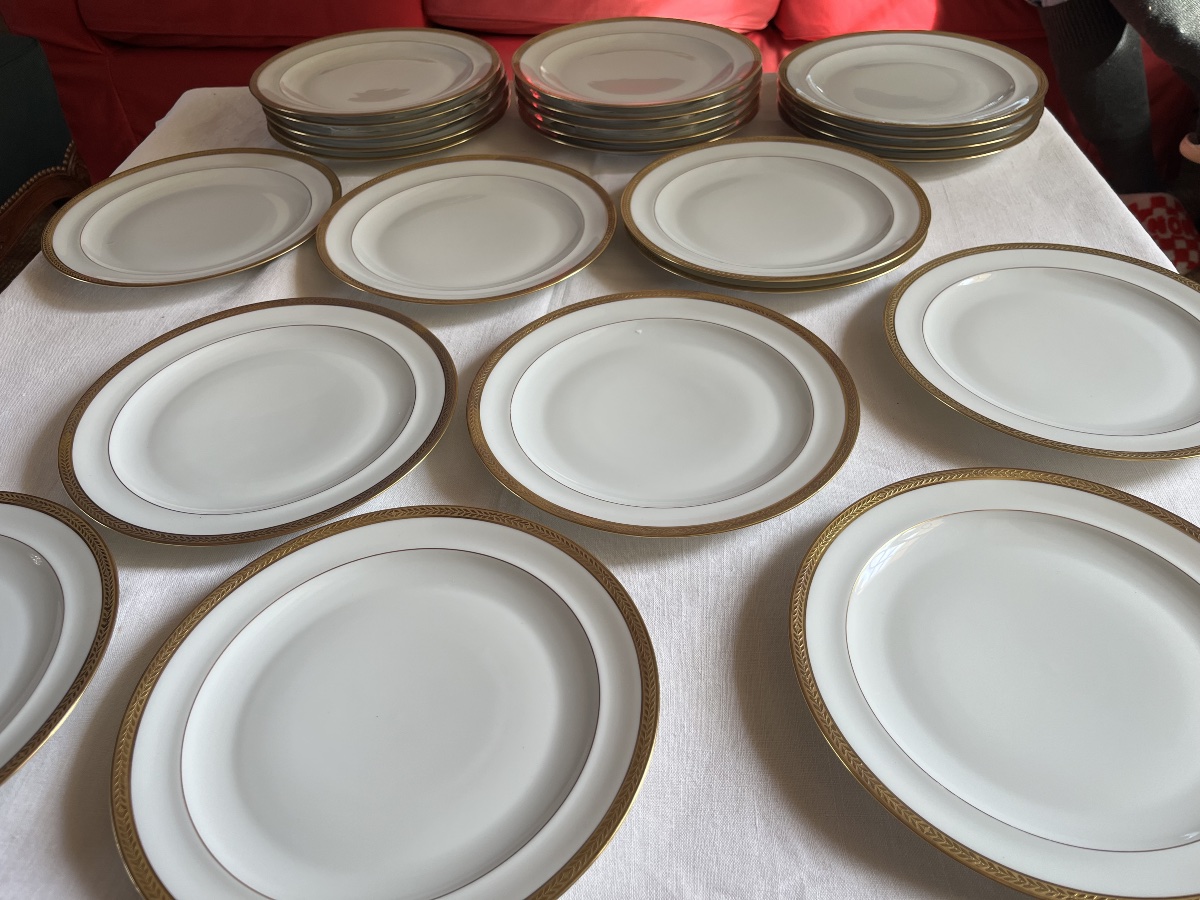 Service d assiettes plates (x24) porcelaine blanche et contour à l’or. -photo-2