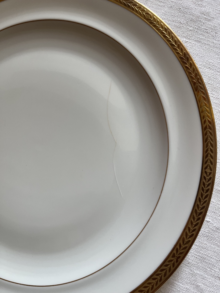 Service d assiettes plates (x24) porcelaine blanche et contour à l’or. -photo-3