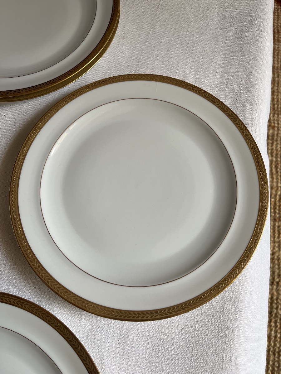 Service d assiettes plates (x24) porcelaine blanche et contour à l’or. -photo-4