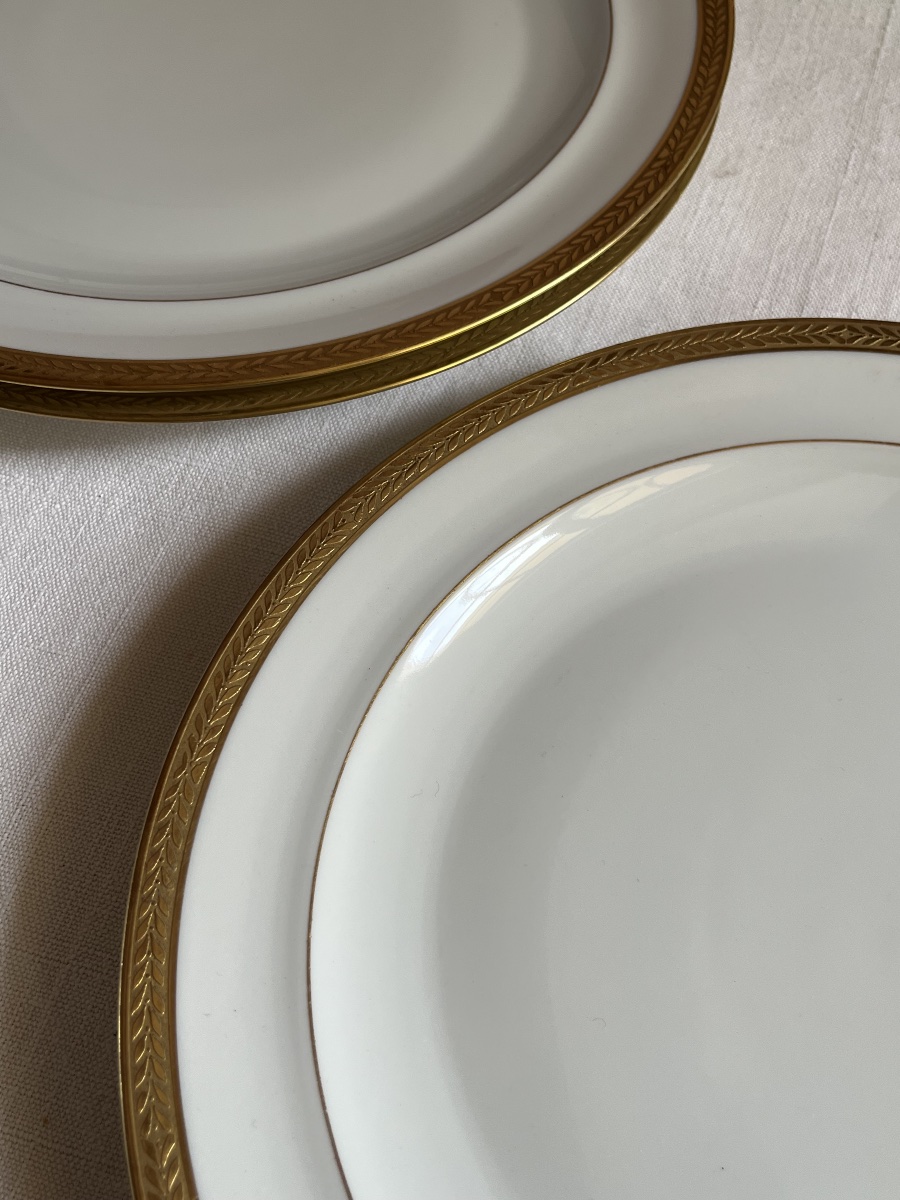 Service d assiettes plates (x24) porcelaine blanche et contour à l’or. -photo-2