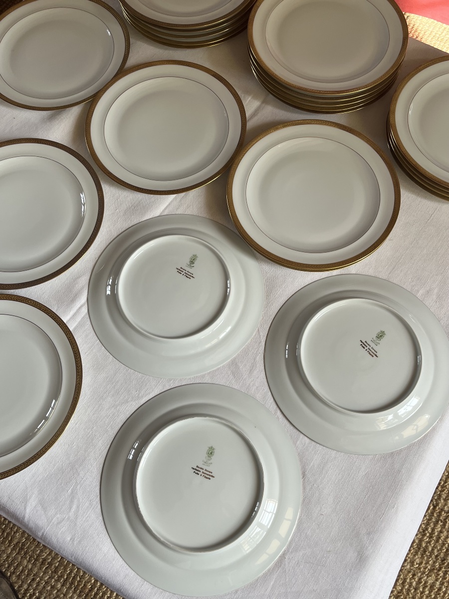Service d assiettes plates (x24) porcelaine blanche et contour à l’or. -photo-4