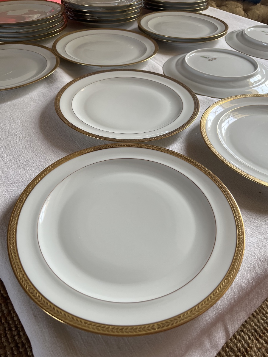 Service d assiettes plates (x24) porcelaine blanche et contour à l’or. -photo-5