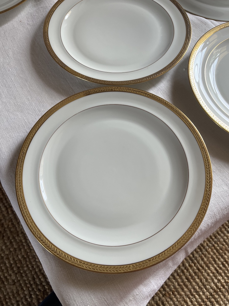 Service d assiettes plates (x24) porcelaine blanche et contour à l’or. -photo-6
