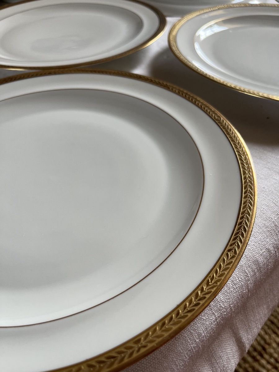 Service d assiettes plates (x24) porcelaine blanche et contour à l’or. -photo-7