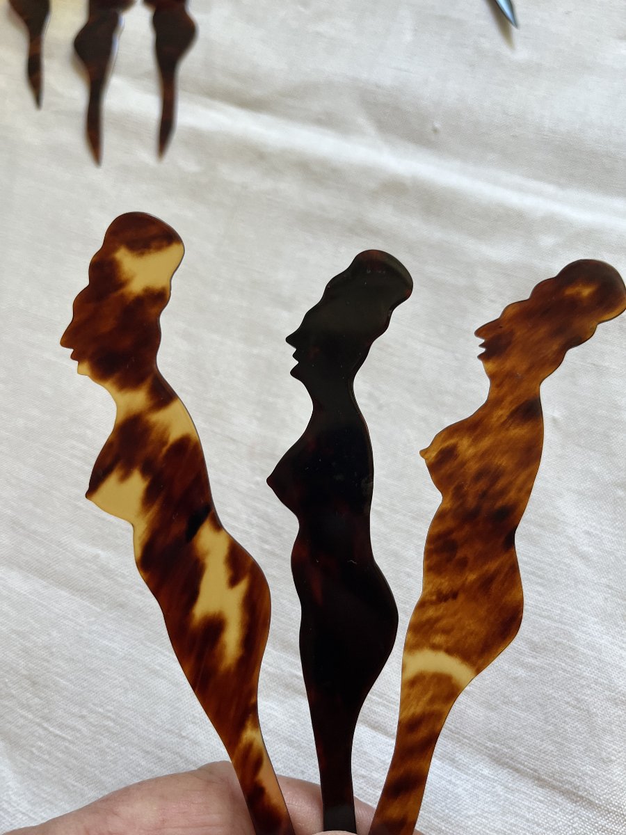 Piques ou mélangeurs à  cocktail, en écaille de tortue avec ses 12 piques. Silhouettes de femme-photo-2