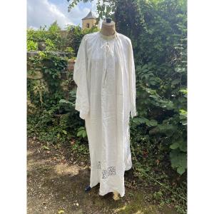 Aube de prêtre en coton  blanc et dentelle aux manches et bas de robe. 