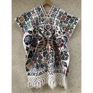 Poncho en laine, brodé de paons et motifs colorés.  vers les Années 1960
