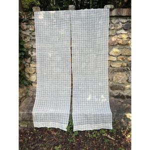 Paire de rideaux en filet, motif a carreaux. Rideaux souple et léger. Hauteur 210 cm. 