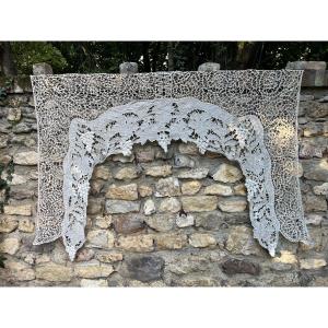 Contour de fenêtre, ancien rideaux en crochet avec grappes de raisins en cascade. XIXème 