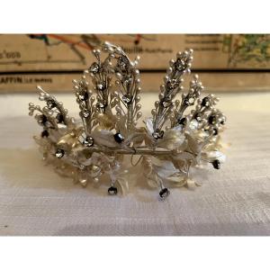 Couronne de mariée, fleurs en cire et en soie, de perles et agrémentée de strass.  