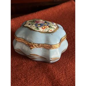 Limoges Porcelain Jewelry Box Or Candy Box. Decorated With Flowers And Gold.