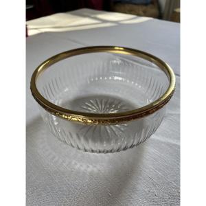 Saladier en cristal et bordure en laiton ciselé. 