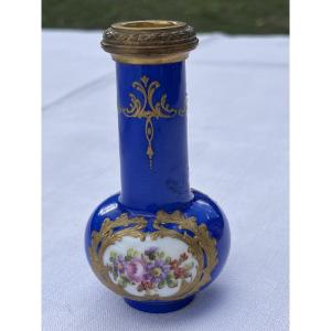 Vase miniature porcelaine bleu, décor bouquet de fleurs et guirlandes en laiton doré 
