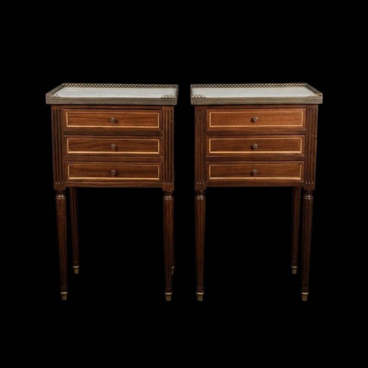 Paire de tables de chevets de style Louis XVI en acajou
