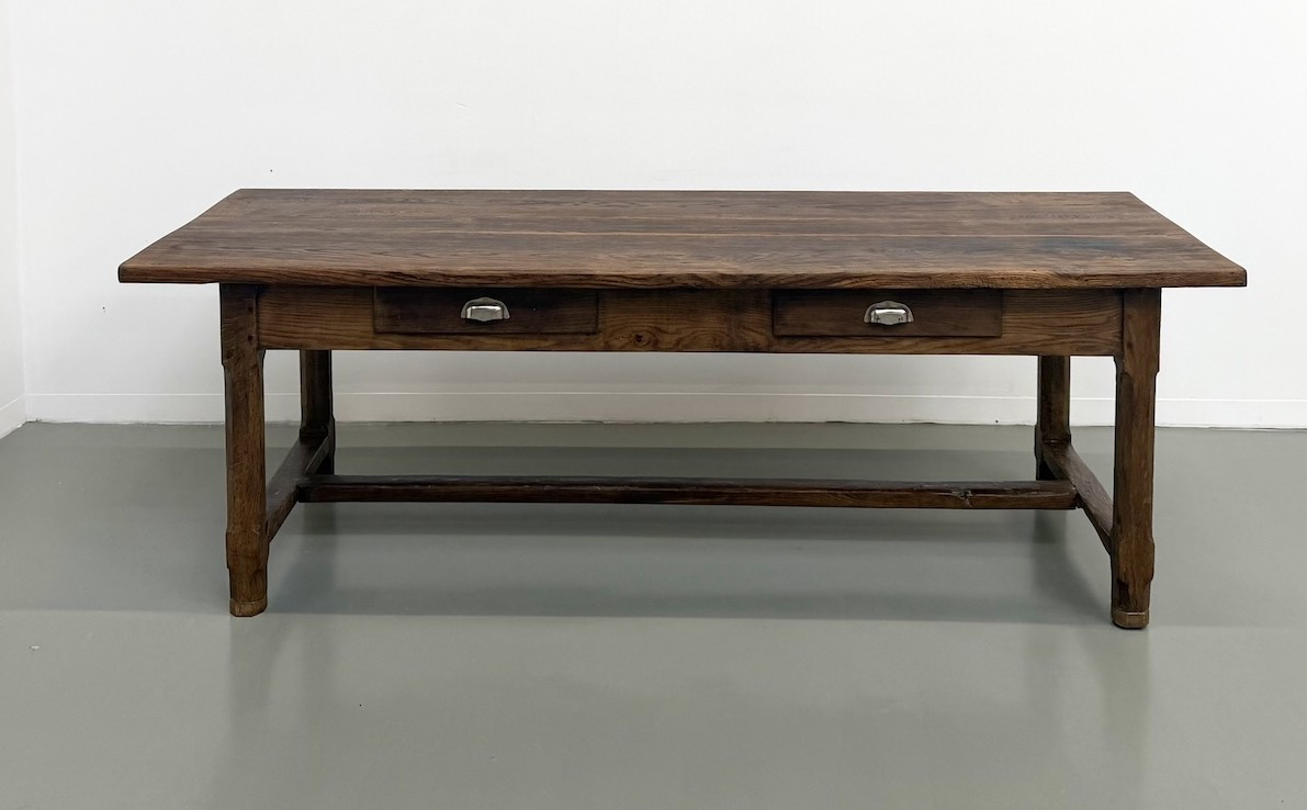 Table de ferme française authentique de 1890 en chêne massif à deux tiroirs