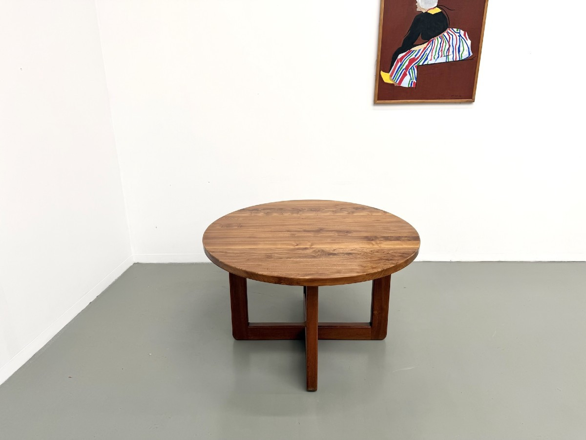 Table ronde moderniste en orme massif, piètement croisé, DLG Perriand, Chapo, années 50-60
