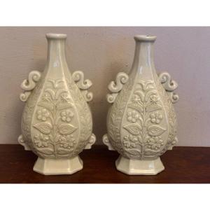 BUTHAUD René Paire de vases piriformes aplatis en porcelaine