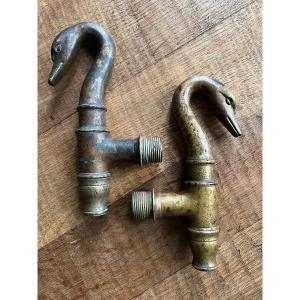 Paire de robinets en bronze &agrave; col de cygne, travail XVIII &egrave;me . 