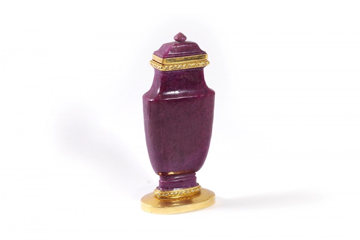 Small Ruby Diamond Gold Bottle Vase With 18k Yellow Gold Setting, Modern Flask, Urn, Bottle-photo-4