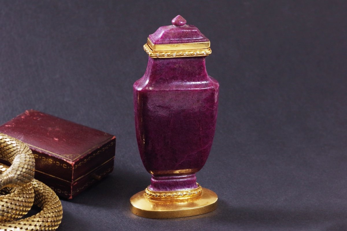 Small Ruby Diamond Gold Bottle Vase With 18k Yellow Gold Setting, Modern Flask, Urn, Bottle