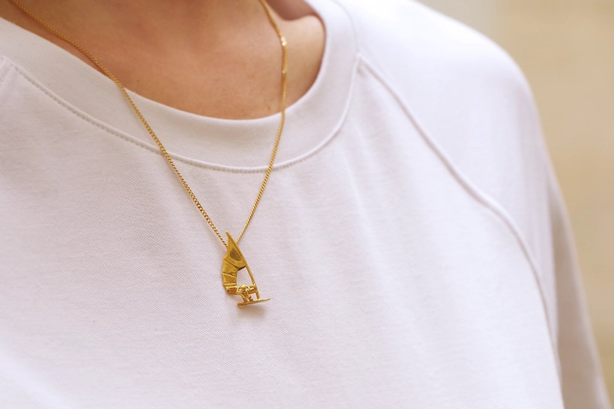 Windsurfing Pendant In 18 Karat Gold,  Sports-related Jewelry Paris 2024-photo-2