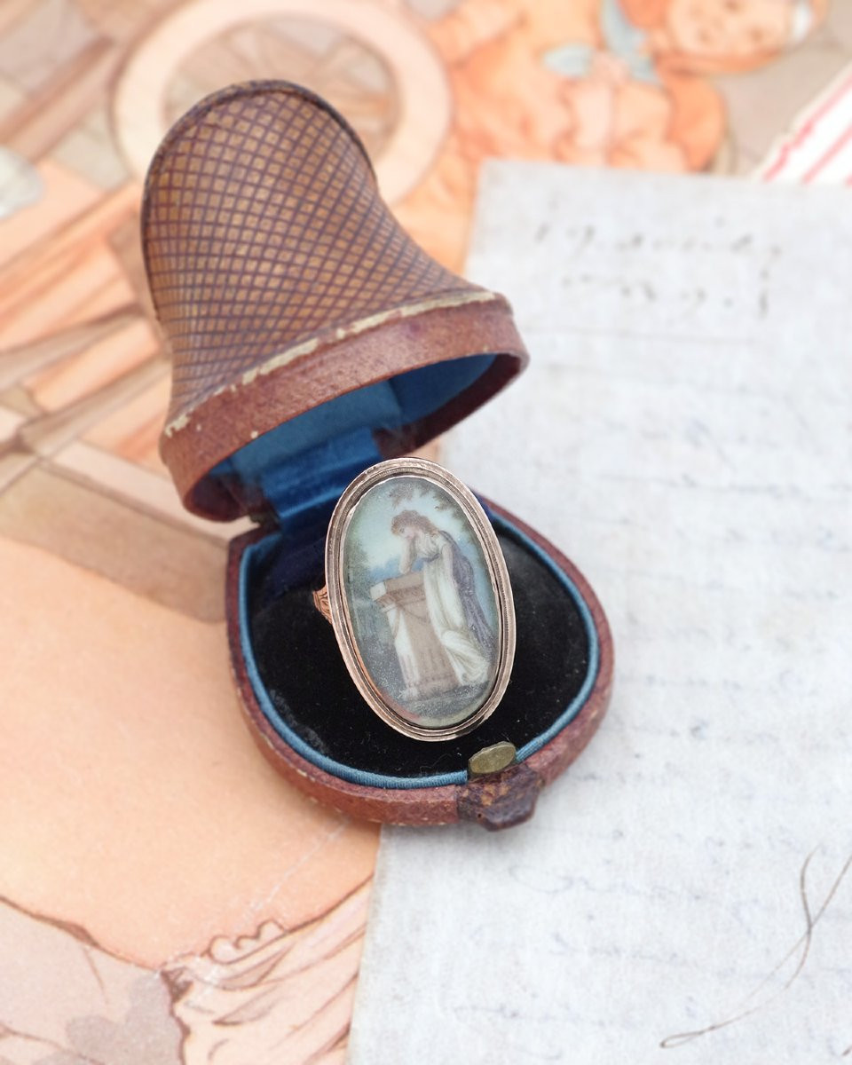 Bague souvenir miniature XVIIIe siècle en or bas titre, bague ovale, bijou de sentiment, 1780-photo-1