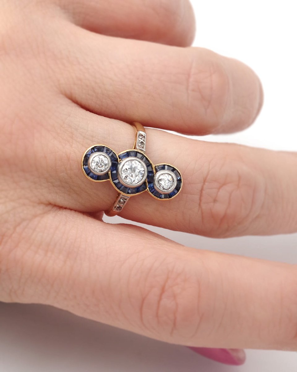 Bague Art Deco saphirs trois diamants en or 18k et platine, longue bague art deco-photo-2