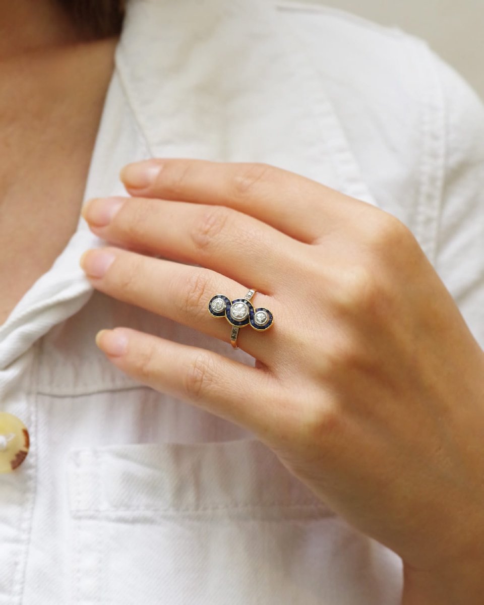 Bague Art Deco saphirs trois diamants en or 18k et platine, longue bague art deco-photo-4