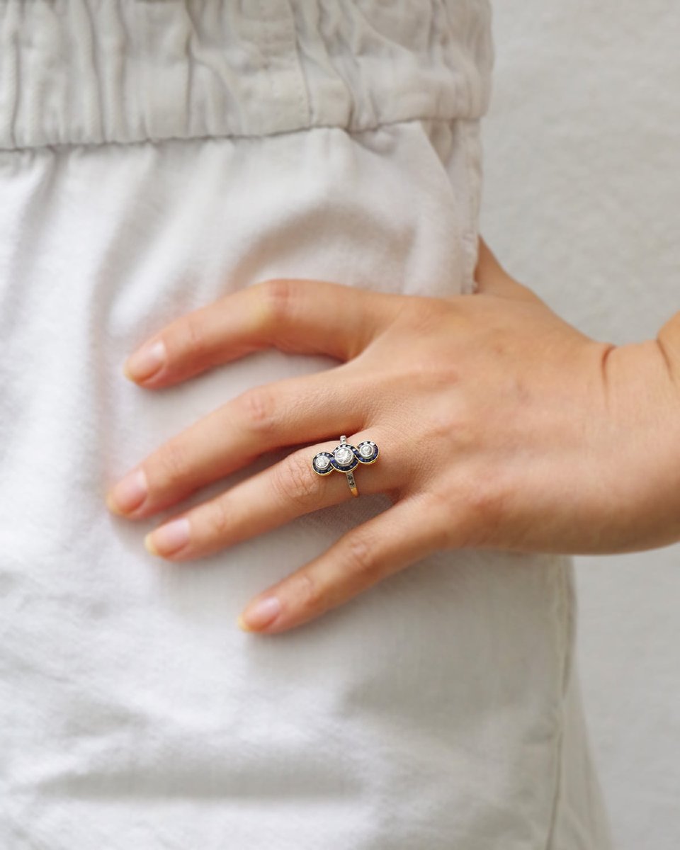 Bague Art Deco saphirs trois diamants en or 18k et platine, longue bague art deco-photo-2