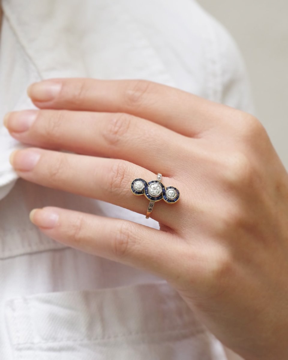 Bague Art Deco saphirs trois diamants en or 18k et platine, longue bague art deco-photo-3