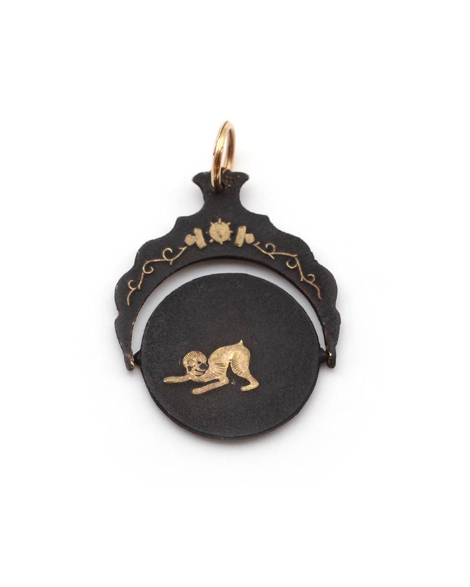 Pendentif japonais shakudo thaumatrope érotique à décor de singes, Pendentif érotique pivotant-photo-2