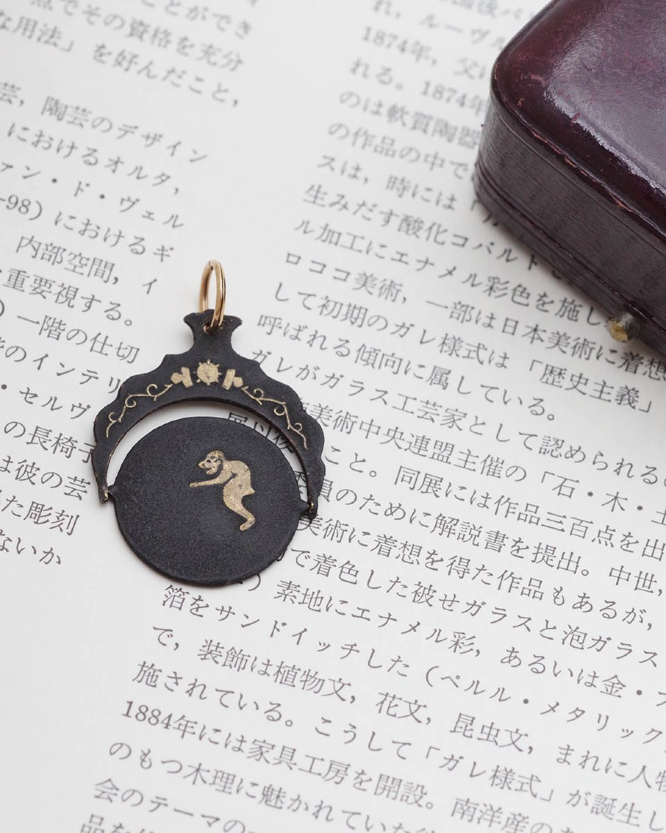 Pendentif japonais shakudo thaumatrope érotique à décor de singes, Pendentif érotique pivotant-photo-2