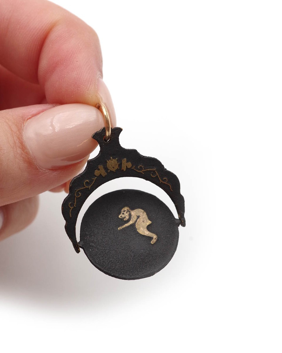 Pendentif japonais shakudo thaumatrope érotique à décor de singes, Pendentif érotique pivotant