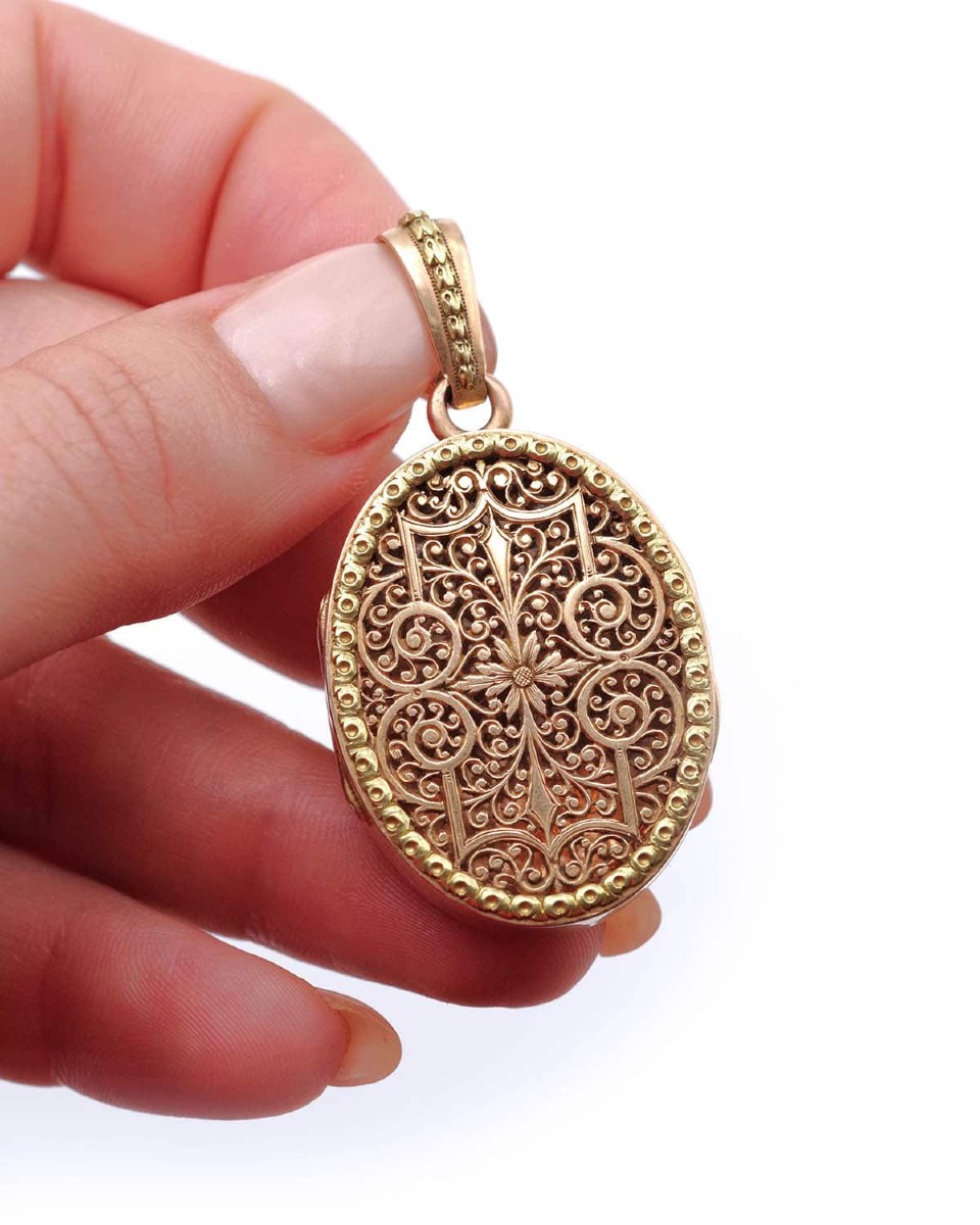Grand médaillon Napoléon III en or 18 karats, Pendentif ouvrant, or repercé, ajouré