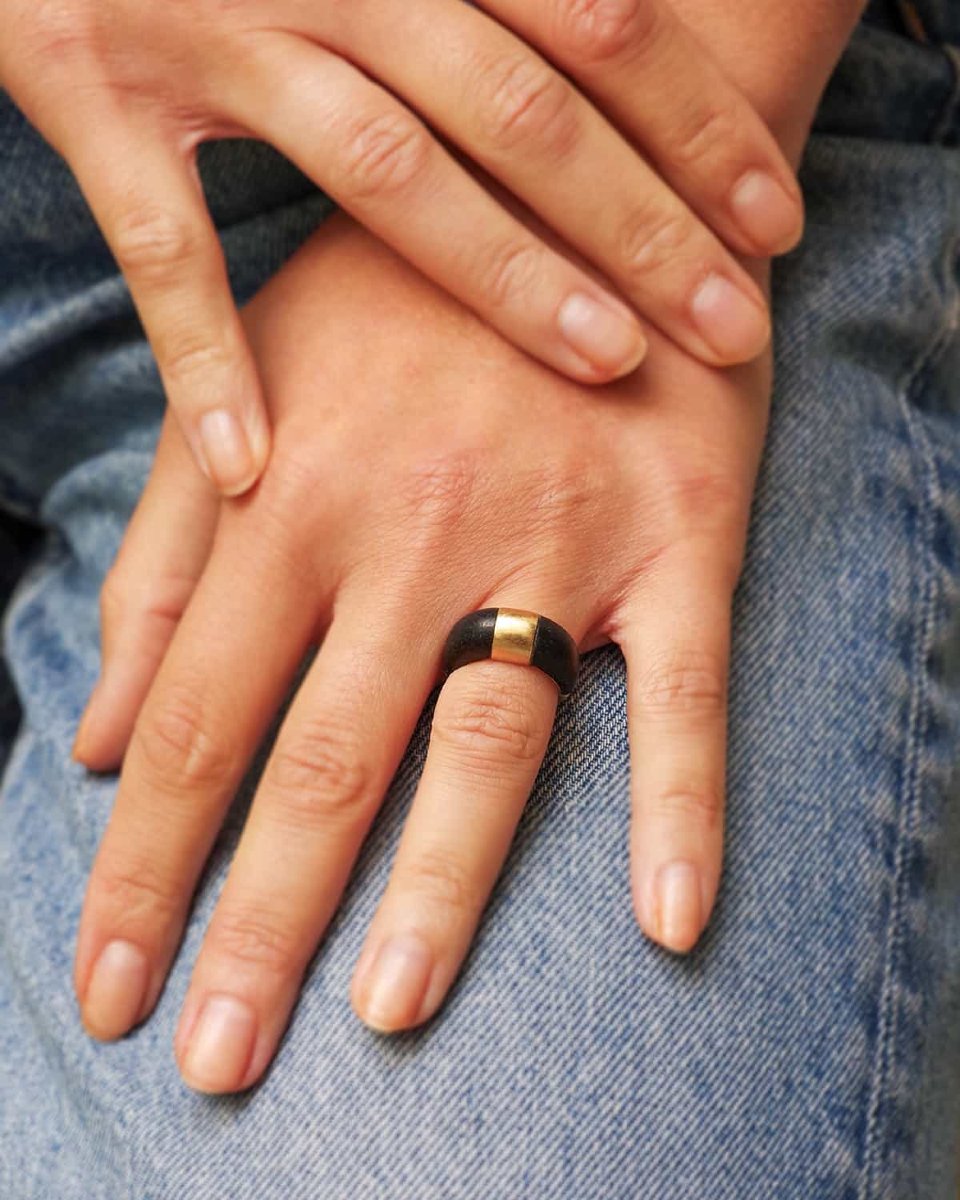 Bague jonc bois et or jaune 18k, Bague bombée année 1970, bois sombre, bijou vintage-photo-3