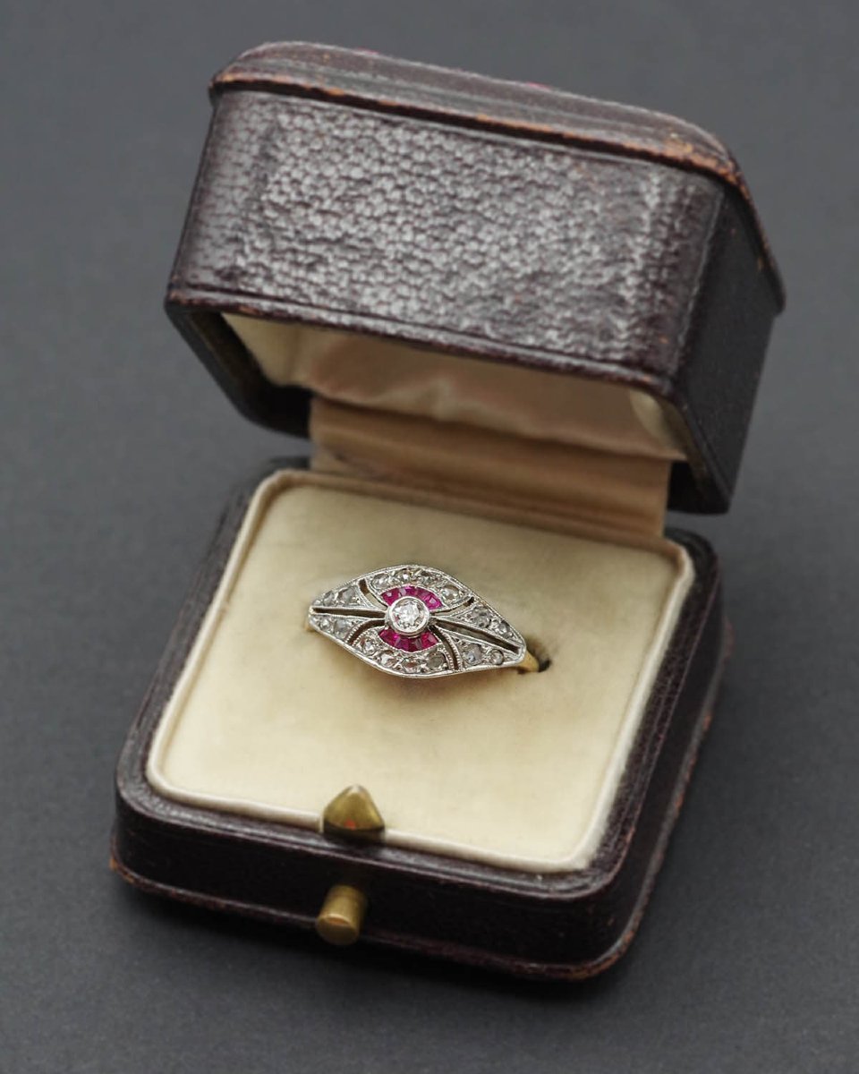 Bague Art Deco rubis diamants en or 18k et platine, diamant taille rose-photo-4