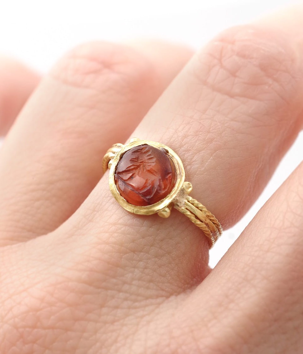 Bague intaille romaine sur cornaline en or 22k, lion, IIIe siecle après JC, Antiquités
